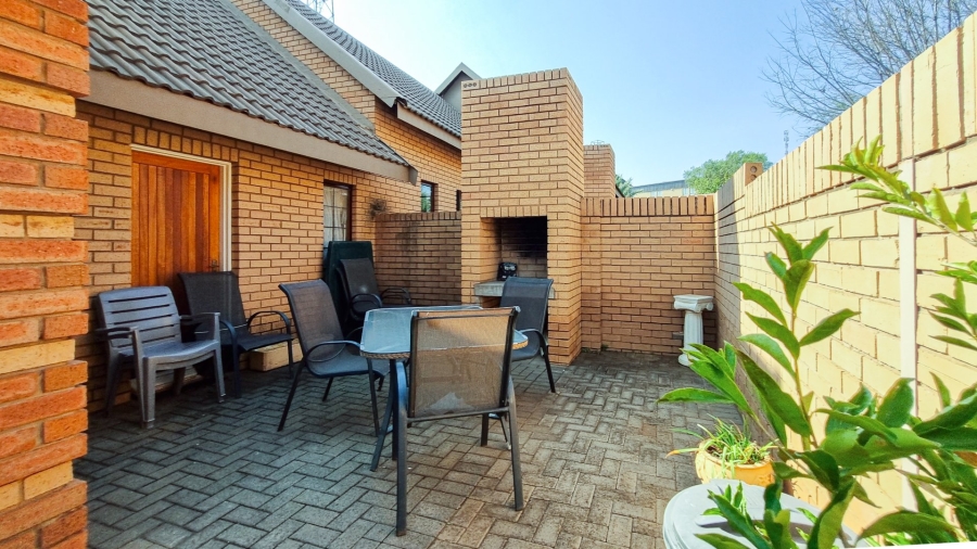 2 Bedroom Property for Sale in Langenhovenpark Free State